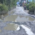 धारचूला में बदहाल सड़कें: गड्ढों में गुम सड़क सुरक्षा के दावे, खतरे में स्कूली नौनिहाल । NIU