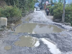धारचूला में बदहाल सड़कें: गड्ढों में गुम सड़क सुरक्षा के दावे, खतरे में स्कूली नौनिहाल । NIU