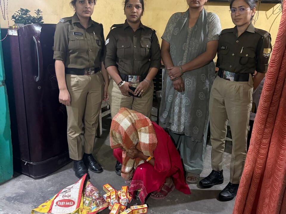 डोईवाला में आबकारी टीम की छापेमारी, अवैध शराब बिक्री करते दो गिरफ्तार। NIU डोईवाला में आबकारी टीम की छापेमारी, अवैध शराब बिक्री करते दो गिरफ्तार। NIU